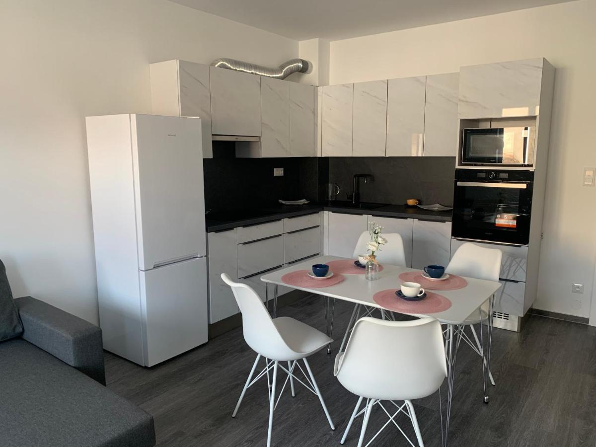 Soukromy Byt 2+Kk S Balkonem A Parkovanim Znojmo Exterior foto