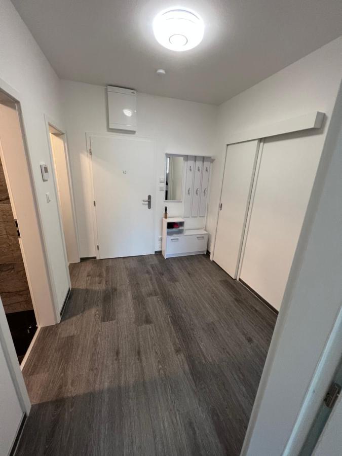 Soukromy Byt 2+Kk S Balkonem A Parkovanim Znojmo Exterior foto