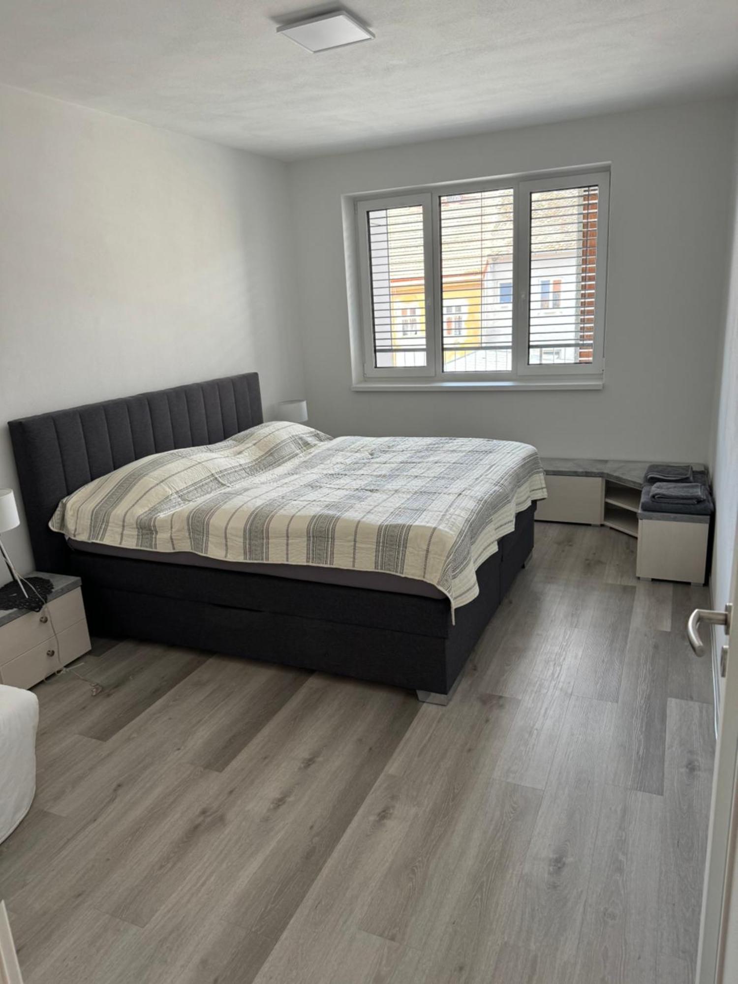 Soukromy Byt 2+Kk S Balkonem A Parkovanim Znojmo Exterior foto